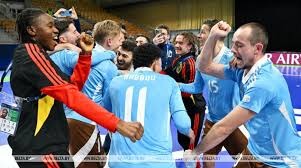 彻底爆发！勇士全队集体抗议裁判，库里被对手恶意拉扯犯规令人震怒