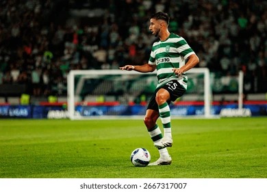 琼斯投篮被封盖 朱俊龙反击上篮打成2+1